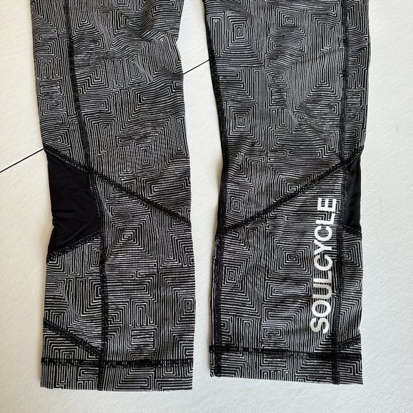 Lululemon Soulcycle Cropped Leggings White/Black Design w/ Mesh Detail Size 8 - Picture 2 of 16